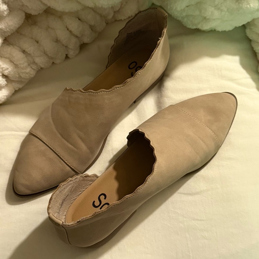 Women’s SO Tan Cream Faux Suede Flats Slip On Shoes Size 9 M